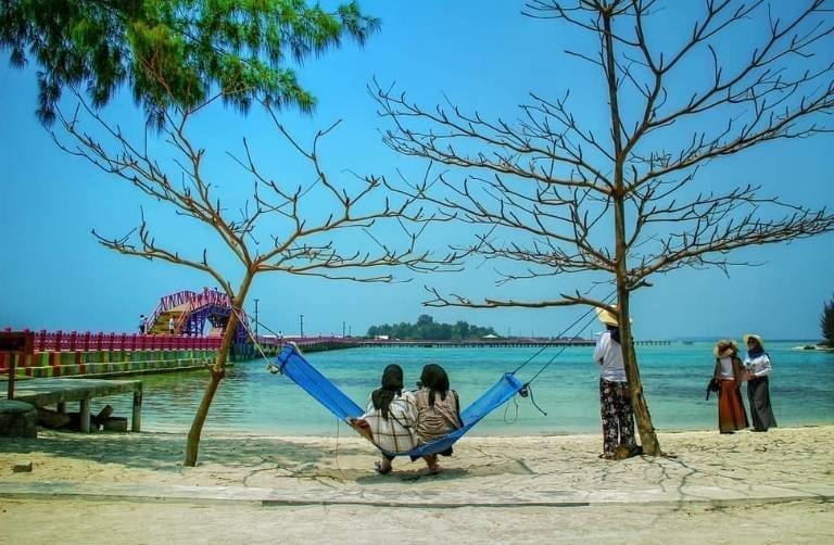 Suasana Indah Pantai Jembatan Cinta Pulau Tidung