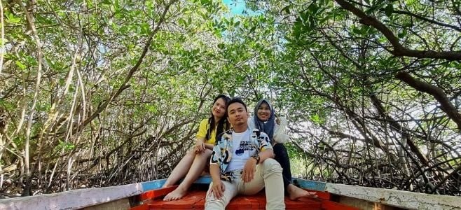 Jelajah Hutan Mangrove Wisata Pulau Pari