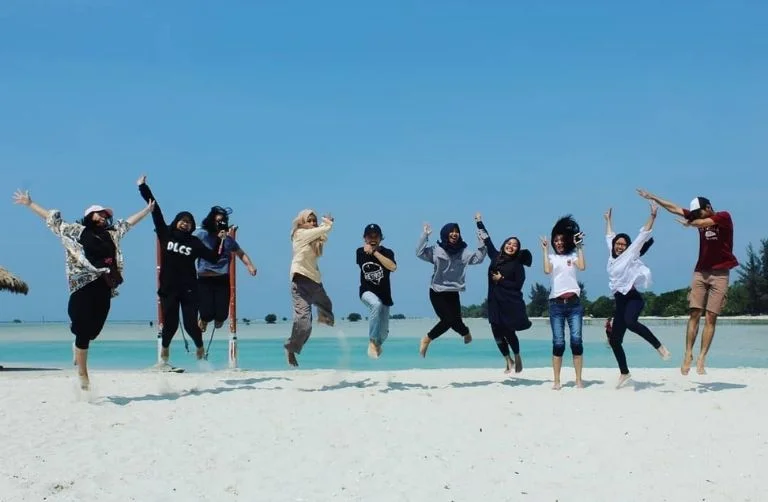 Seru-Seruan Di Pantai Perawan Pulau Pari