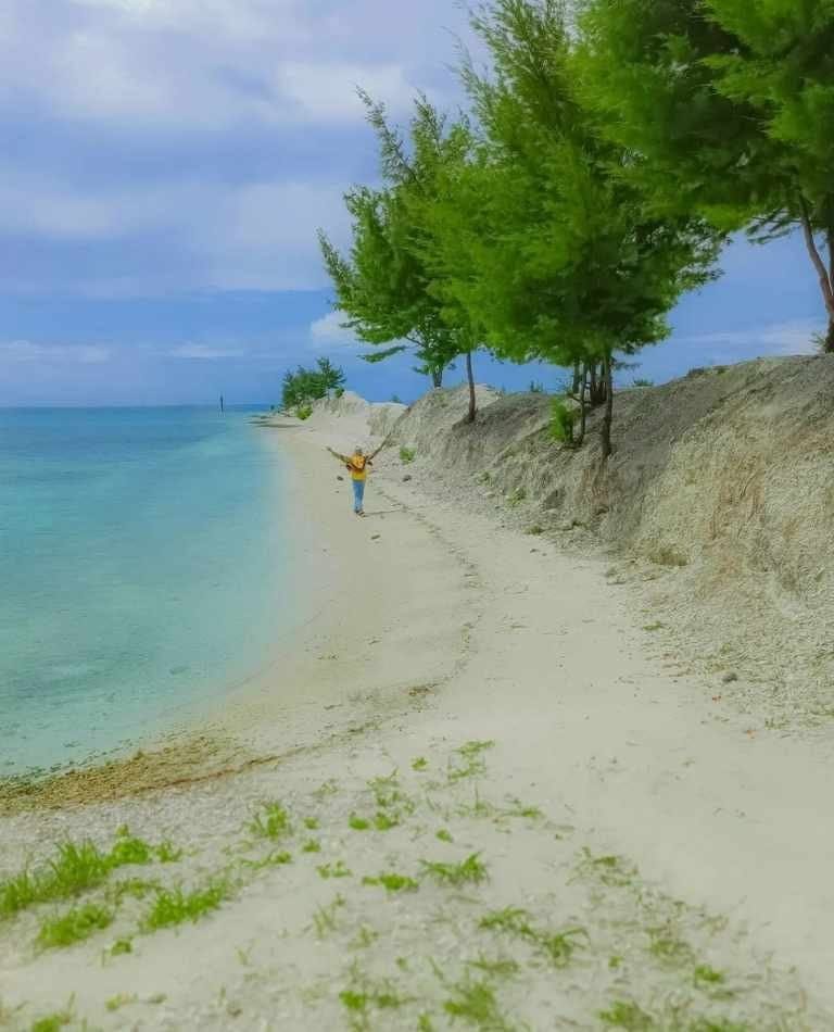 Suasana Pantai Sunrise Wisata Pulau Pramuka
