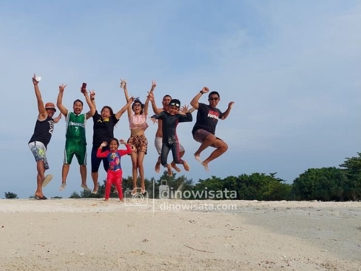 Seru-seruan di Pantai Perawan Pulau Pari Kepulauan Seribu