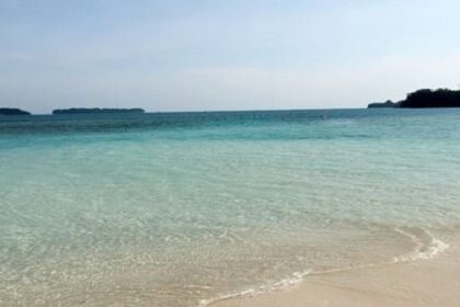 Suasana Pantai Pulau Dholpin Kepulauan Seribu