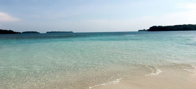 Suasana Pantai Pulau Dholpin Kepulauan Seribu