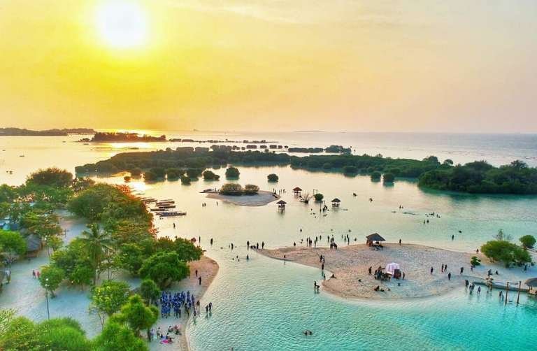 Suasana Pantai Pasir Perawan Pulau Pari Kepulauan Seribu