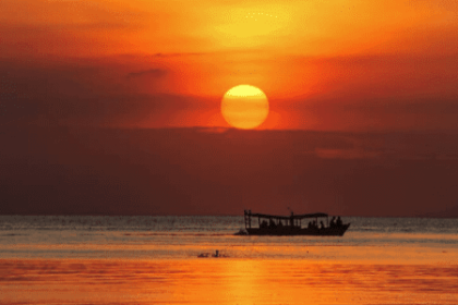 Suasana Senja di Pantai Wisata Pulau Seribu