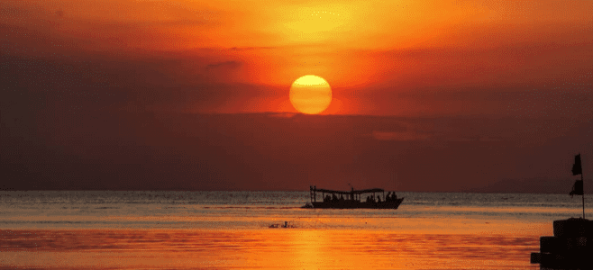 Suasana Senja di Pantai Wisata Pulau Seribu