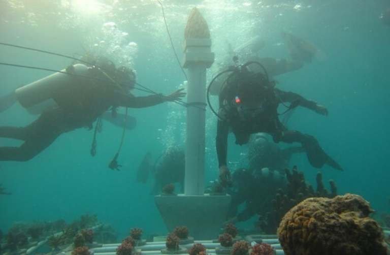 Tugu Replika Monas di Bawah Laut Kepulauan Seribu