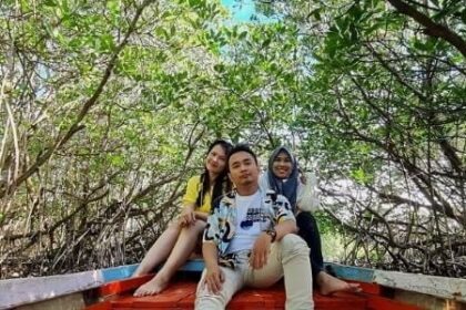 Jelajah Hutan Mangrove Wisata Pulau Pari Bersama Dinowisata