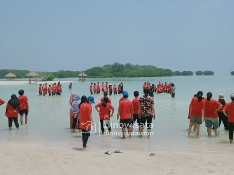 Kegiatan Fun Games Gathering di Pantai Pasir Perawan Pulau Pari